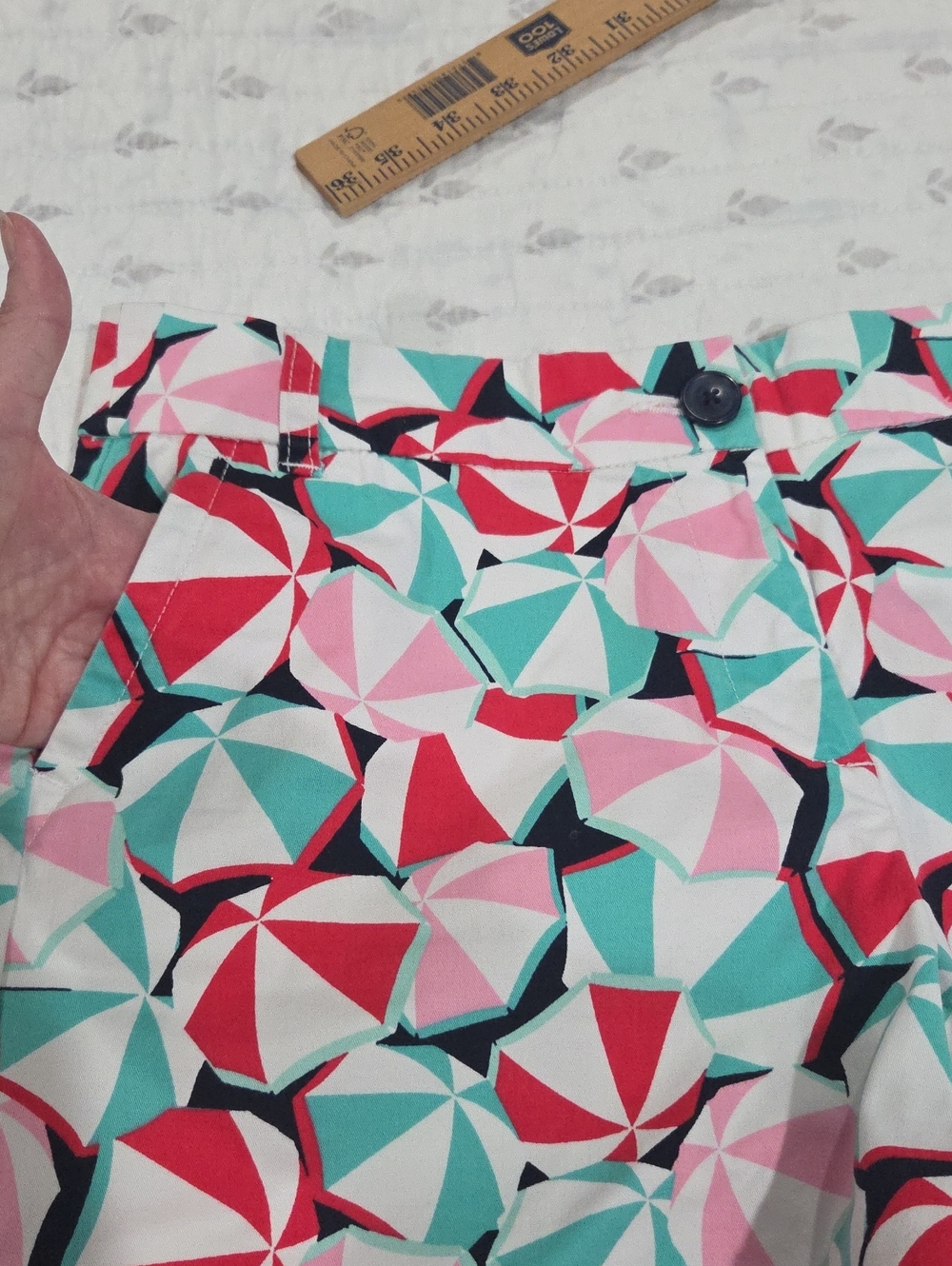 Adorable Crown & Ivy Shorts With A Fun Beach Umbrella Pattern. Great Condition🏖 - Picture 9 of 9